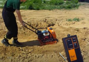 MBW lapvibrátor munka közben, talaj tömörség vizsgálóval!